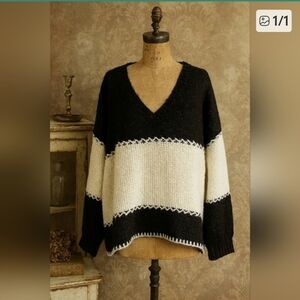 Press ~Black & White V-Neck Knit Sweater (L)